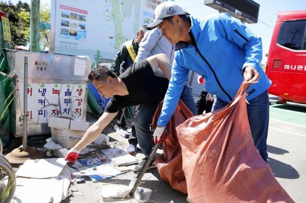 안흥외항 포구 일원에서 해양쓰레기를 수거하고 있는  충남 어업인 낚시 연합회 회원들.