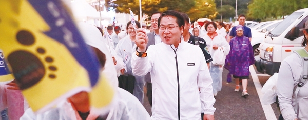 오세현 시장이 걷기대회 참여 시민을 격려하고있다.