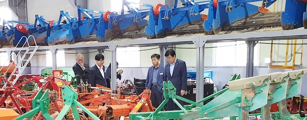 지난 7일 김현경 서산시 부시장이 농업기계 임대사업소 운영상황을 점검하고 있다.