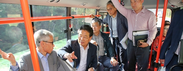 김홍장 시장이 행복버스에서 시민들과 이야기를 나누는 사진