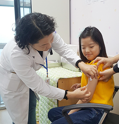 예방접종 중인 어린이 모습. 태안군 보건의료원 제공