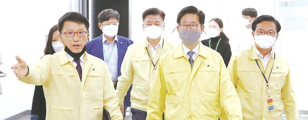 양승조 지사가  천안에 위치한 이차전지 양극재생산기업인 한국유미코아를 방문, 회사 관계자들과 간담회를 가졌다. 충남도 제공