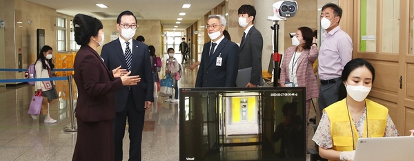 27일 박상돈 천안시장이 천안불무초등학교를 방문해 시설을 둘러보며 방역체계를 점검하고 있다. 천안시 제공