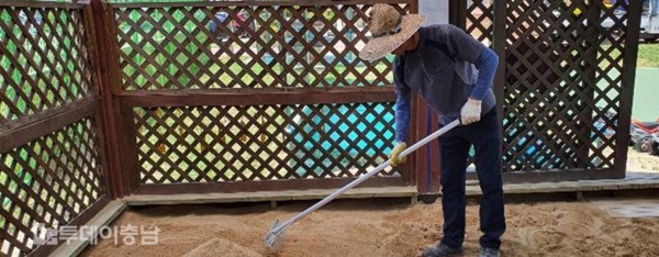 청양유치원 모래소독 하는 모습. 청양교육지원청 제공