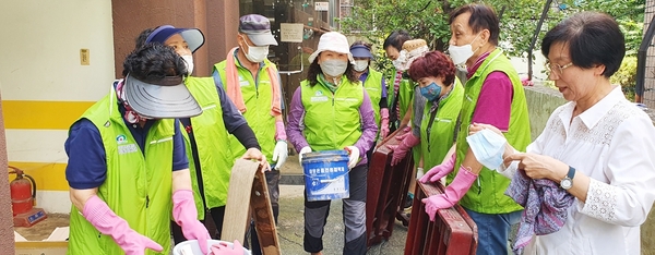 신안동 행복키움지원단이 지난 18일 지역 내 수해피해가구를 위한 집청소 봉사를 펼쳤다. 천안시 제공