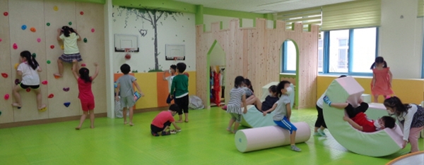 차오름 놀이터에서 유아들이 놀이하는 모습. 공주교육지원청