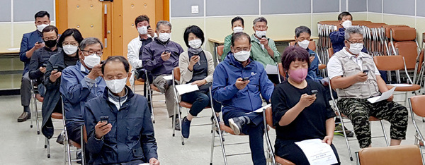 이달 12일 원북면주민자치센터 2층 대회의실에서 열린 ‘원북면주민자치회 정기회의’ 전자투표 모습. 태안군