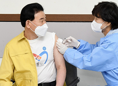 코로나19백신 예방접종을 맞고있는 박용갑 중구청장 모습/중구청