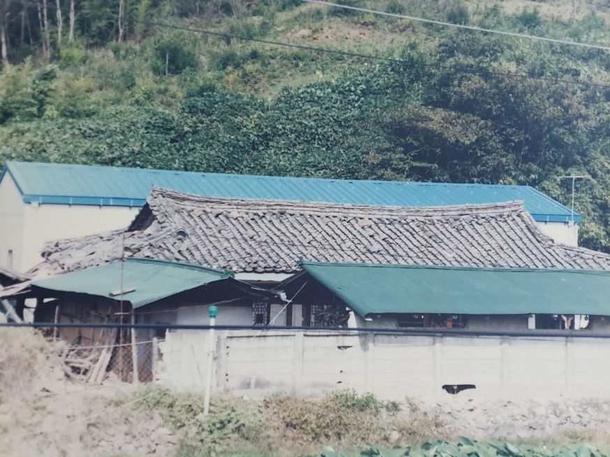 기와집을 완전히 헐어버리기 전의 모습(사진출처: 장곡향토문화유물전시관)