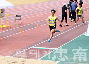 지난 4일 제43회 전국장애인체육대회 T13 시각약시 부문 멀리뛰기에서 문병철 선수가 한국신기록을 세우는 모습/태안군