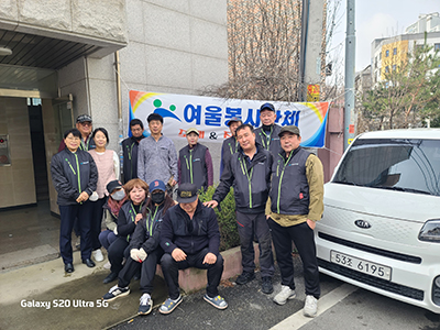 자원봉사단체 ‘여울’이 지난 17일 주거환경 개선 봉사하기 전에 기념 촬영을 하고 있다. 천안시